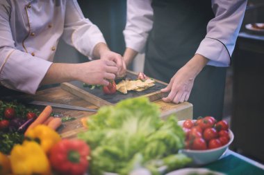 takım aşçılar ve aşçılar yemek hazırlama