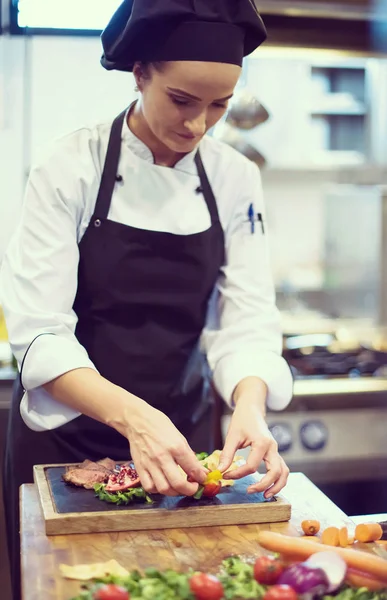 Chef Feminino Cozinha Restaurante Preparando Bife Carne Com Decoração Vegetal — Fotografia de Stock