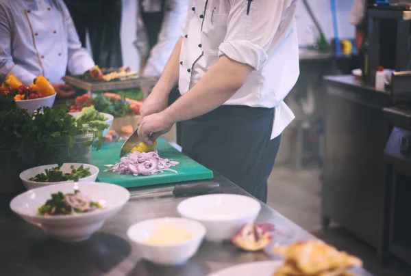 Tim memasak dan koki menyiapkan makanan — Stok Foto