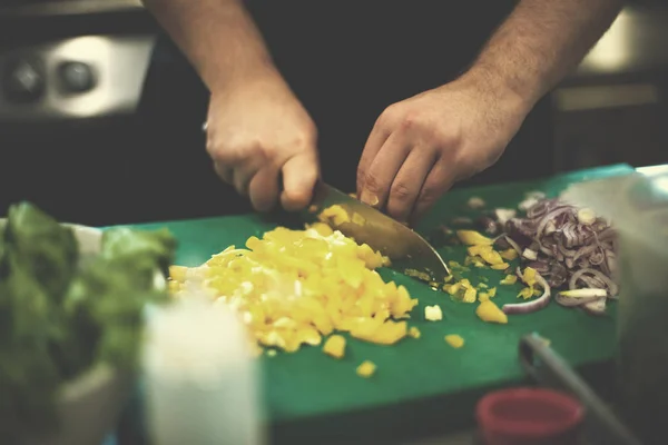 厨师手切新鲜可口的蔬菜 — 图库照片