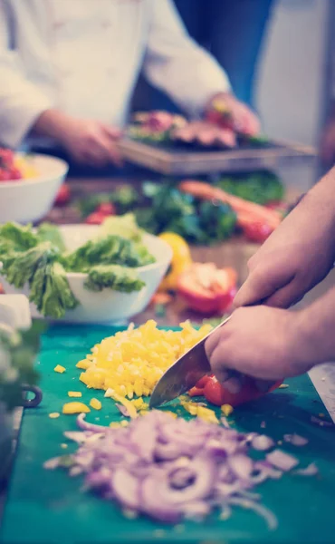 Chef mãos cortando legumes frescos e deliciosos — Fotografia de Stock