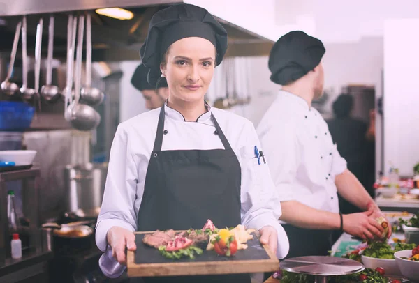 Chef Fêmea Hotel Restaurante Cozinha Segurando Prato Bife Grelhado Com — Fotografia de Stock