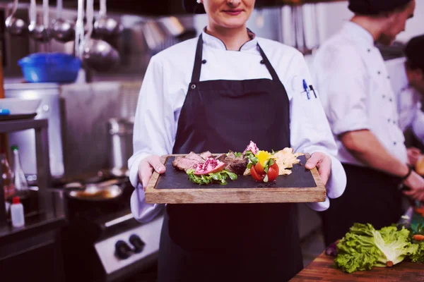 Θηλυκή Σεφ Ξενοδοχείο Εστιατόριο Κουζίνα Κρατώντας Ψητό Πιάτο Μπριζόλα Βοείου — Φωτογραφία Αρχείου