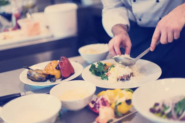 Şef sebze risotto hizmet veren eller — Stok fotoğraf