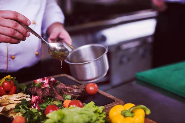 Chef mão acabamento prato de carne de bife — Fotografia de Stock