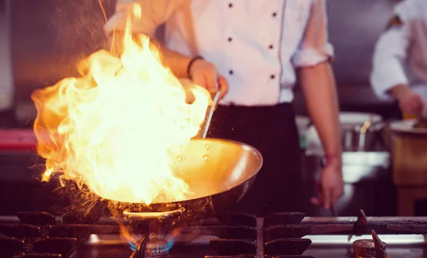Chef haciendo flambe en la comida —  Fotos de Stock