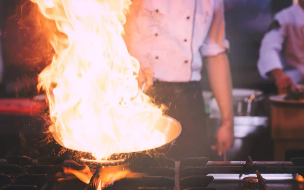 Chef fazendo flambe em alimentos — Fotografia de Stock