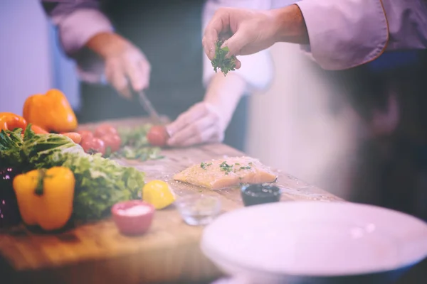 Chef-kok handen voorbereiding van gemarineerde zalm vissen — Stockfoto