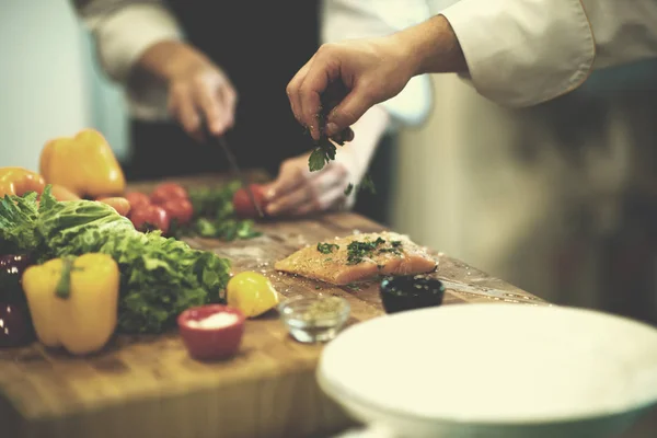 Mani di chef preparare il pesce salmone marinato — Foto Stock