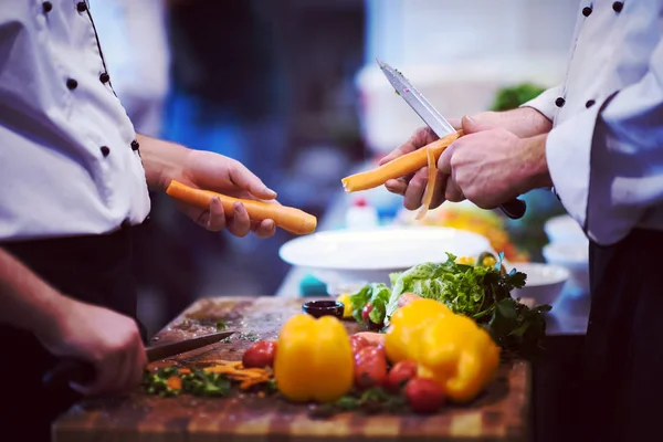 Chefs Mãos Cortando Cenouras Uma Mesa Madeira Preparação Para Refeição — Fotografia de Stock