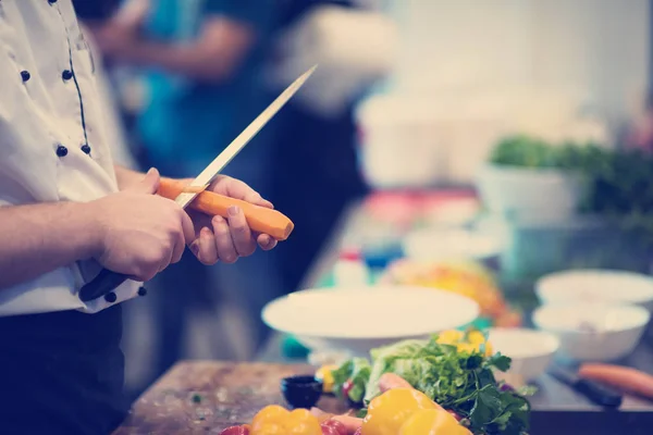 Кухарські Руки Ріжуть Моркву Дерев Яному Столі Підготовка Їжі Ресторані — стокове фото