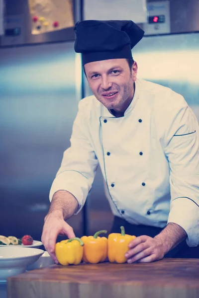 Chef Hält Frische Paprika Für Gemüsesalat Restaurantküche — Stockfoto