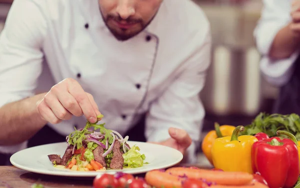 Kucharz Dekorowanie Przyborów Przygotowane Danie Talerzu Restauracji Komercyjnej Kuchni — Zdjęcie stockowe