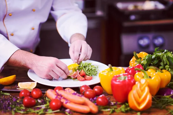 Chef-kok portie groente salade — Stockfoto