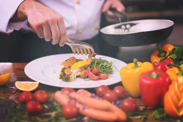 Koch serviert Gemüsesalat — Stockfoto