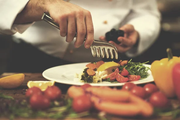 Chef que sirve ensalada de verduras —  Fotos de Stock