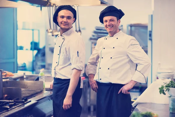 Retrato Dos Chefs Pie Juntos Cocina Comercial Restaurante —  Fotos de Stock