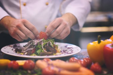 Şef hazırlanan yemek süsleme dekorasyon
