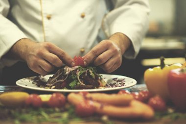 Şef hazırlanan yemek süsleme dekorasyon