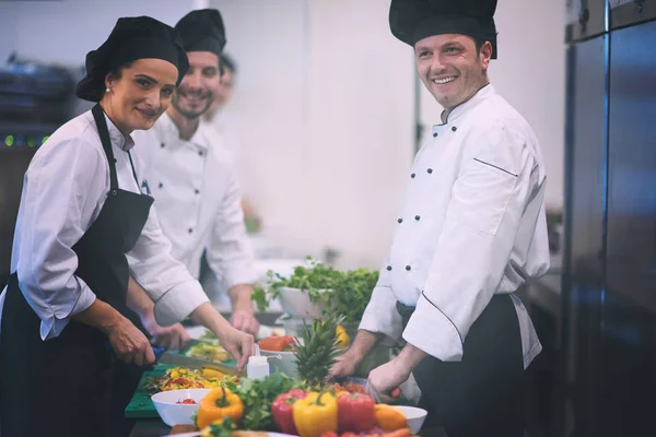 Equipo Profesional Cocineros Chefs Que Preparan Comidas Ajetreada Cocina Del — Foto de Stock