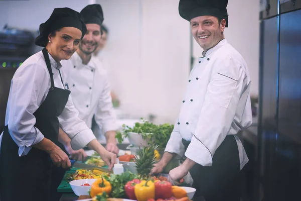 Equipo Profesional Cocineros Chefs Que Preparan Comidas Ajetreada Cocina Del —  Fotos de Stock