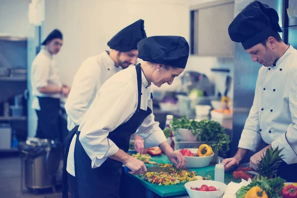 Equipe Cozinheiros Profissionais Chefs Preparando Refeições Hotel Movimentado Cozinha Restaurante — Fotografia de Stock