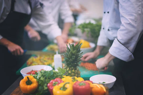 Team Köche und Köche bereitet Mahlzeiten zu — Stockfoto
