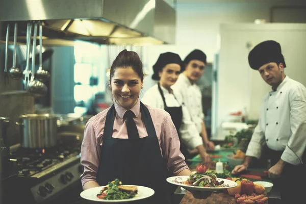 Junge Kellnerin Präsentiert Schmackhafte Gerichte Der Gewerblichen Küche — Stockfoto