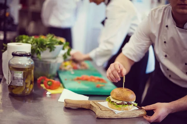 Chef terminando hamburguesa — Foto de Stock