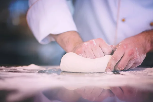 Kuchaři ruce Příprava těsta na pizzu — Stock fotografie