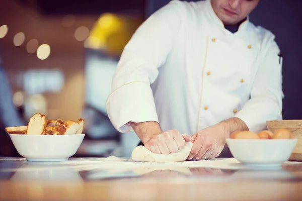 Chef Bereitet Teig Für Pizza Auf Tisch Mit Mehl Bestreut — Stockfoto