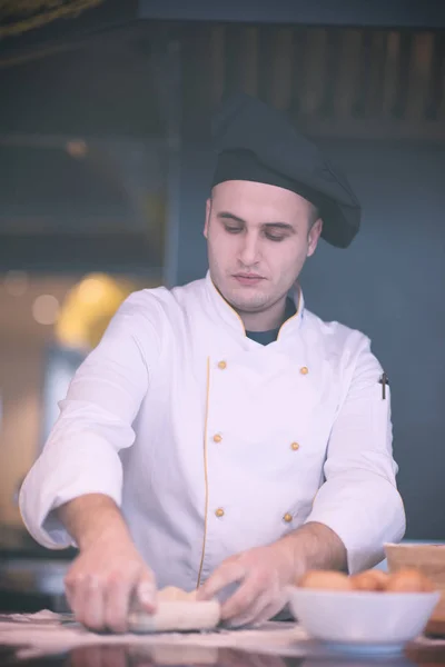 Szef Kuchni Przygotowuje Ciasto Pizzę Stole Posypane Mąką — Zdjęcie stockowe