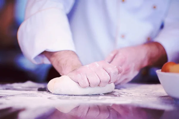 Chef-kok handen voorbereiden deeg voor pizza — Stockfoto