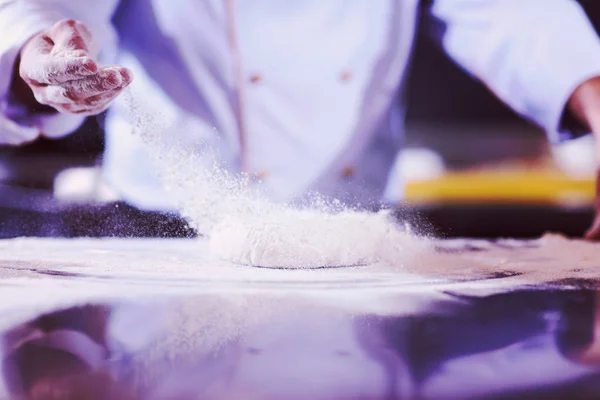 Manos de chef preparando masa para la pizza — Foto de Stock