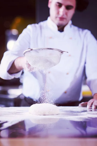 Chef streut Mehl über frischen Pizzateig — Stockfoto