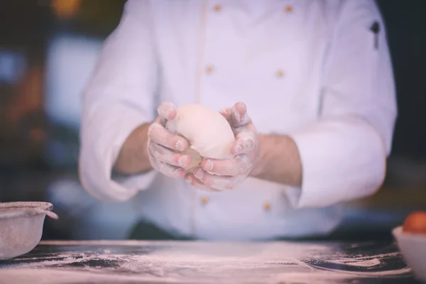 Szef kuchni ręce przygotowanie ciasta do pizzy — Zdjęcie stockowe