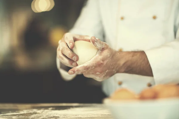 Chef hands preparing dough for pizza — Stock Photo, Image