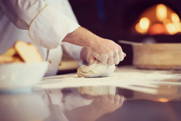 Küchenchef bereitet Teig für Pizza vor — Stockfoto