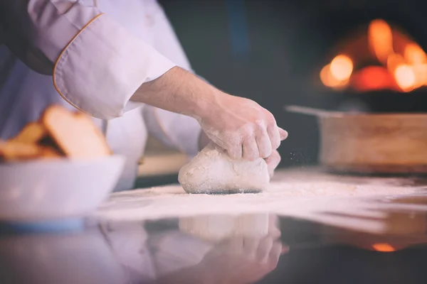 シェフ手準備のパン生地のピザ — ストック写真