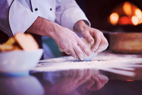 Manos de chef preparando masa para la pizza — Foto de Stock