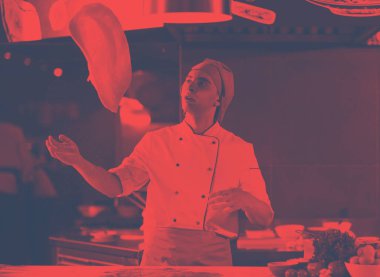 Yetenekli aşçı pizza için hamur hazırlıyor, elleriyle yuvarlanıyor ve kusuyor.