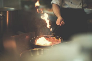 Şef yapıyor gıda flambe