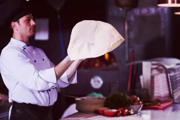 Geschickter Koch Bereitet Teig Für Pizzarollen Mit Den Händen Vor — Stockfoto