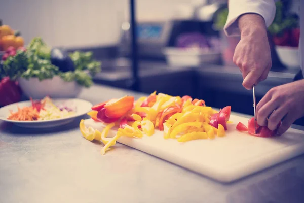 Chef corte de legumes frescos e deliciosos — Fotografia de Stock