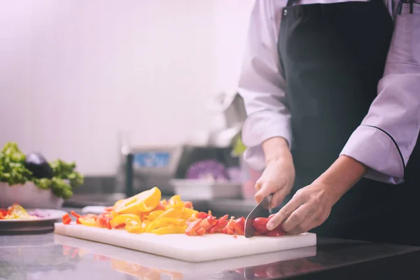 Chef corte de legumes frescos e deliciosos — Fotografia de Stock