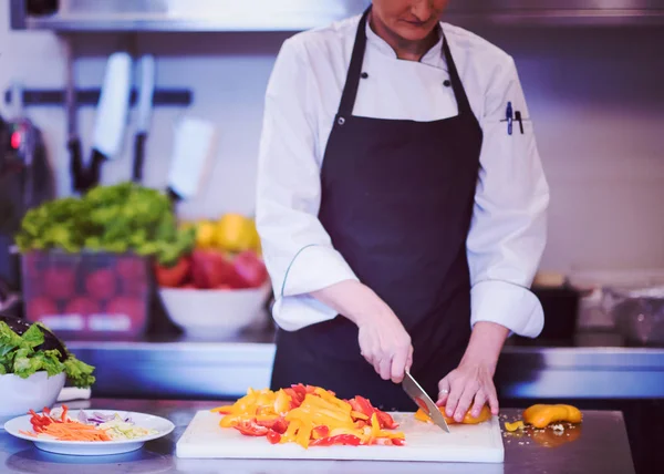 Chef Corte Legumes Frescos Deliciosos Para Cozinhar Salada — Fotografia de Stock