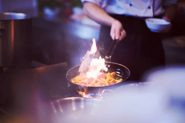 Szef kuchni robi flambirowane w żywności — Zdjęcie stockowe