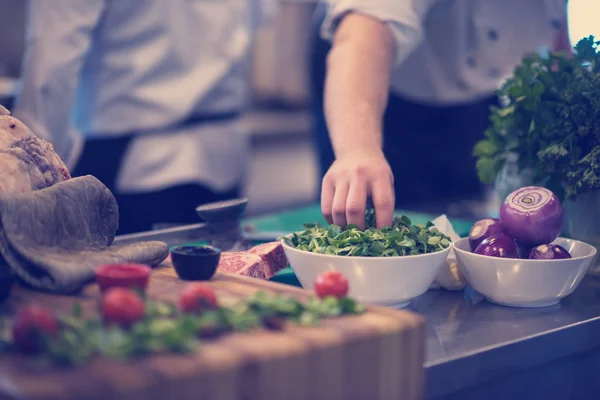 Šéfkuchař ruku porci zeleninový salát — Stock fotografie