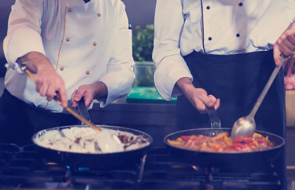 Team van koks en chef-koks bereiden maaltijden — Stockfoto