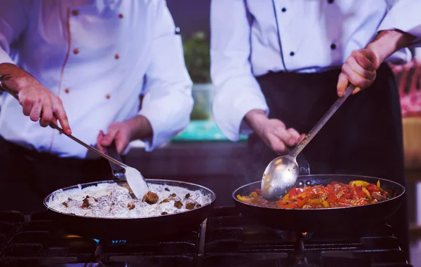 Team van koks en chef-koks bereiden maaltijden — Stockfoto